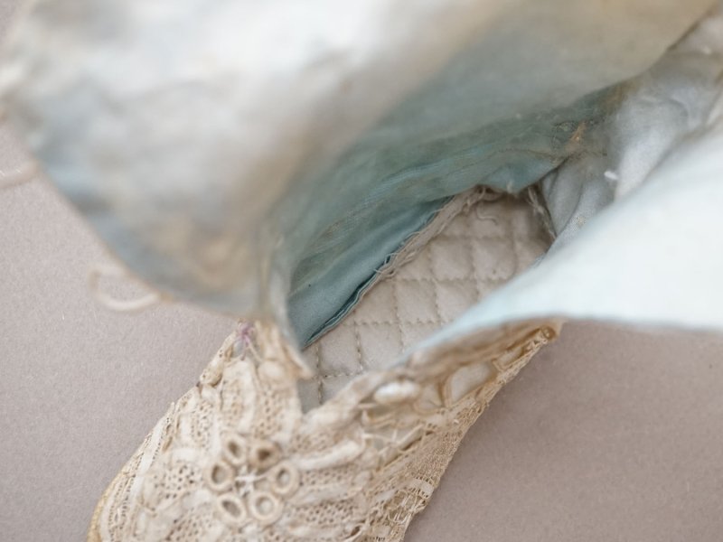 画像23: 1900年頃 アンティーク ベビーシューズ  花模様 手編みのレース&シルクサテン パウダーブルー