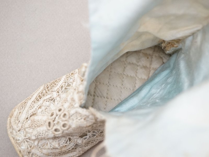 画像18: 1900年頃 アンティーク ベビーシューズ  花模様 手編みのレース&シルクサテン パウダーブルー