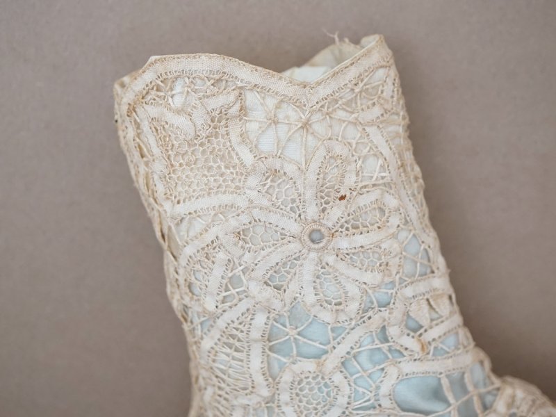 画像16: 1900年頃 アンティーク ベビーシューズ  花模様 手編みのレース&シルクサテン パウダーブルー
