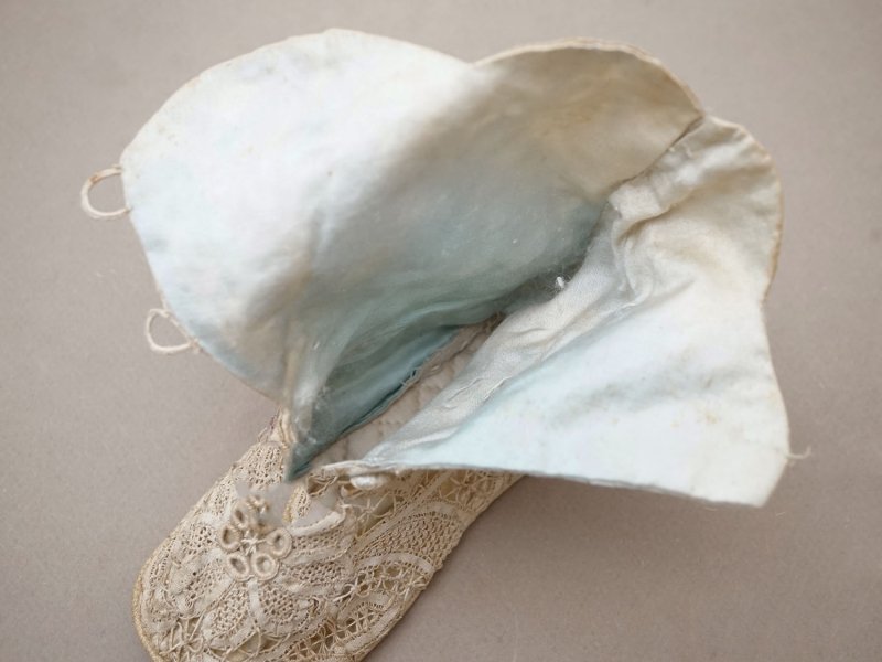 画像22: 1900年頃 アンティーク ベビーシューズ  花模様 手編みのレース&シルクサテン パウダーブルー