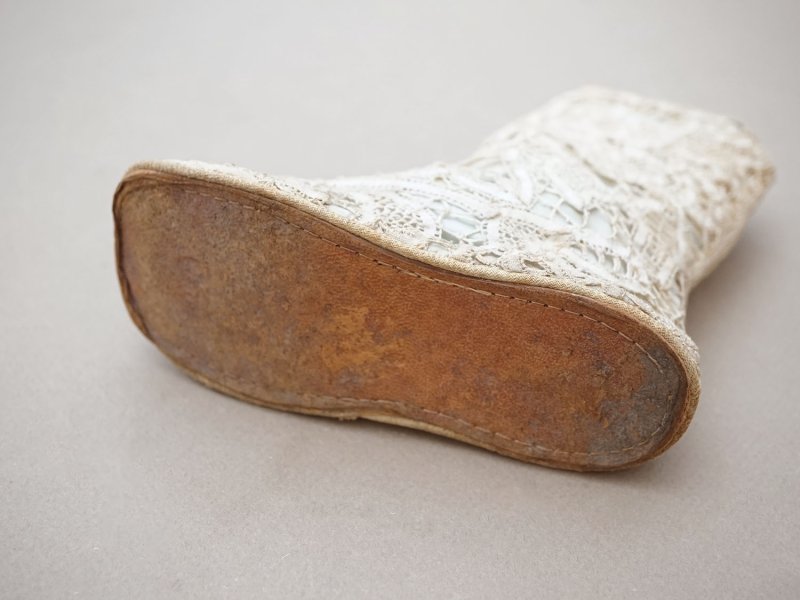 画像17: 1900年頃 アンティーク ベビーシューズ  花模様 手編みのレース&シルクサテン パウダーブルー