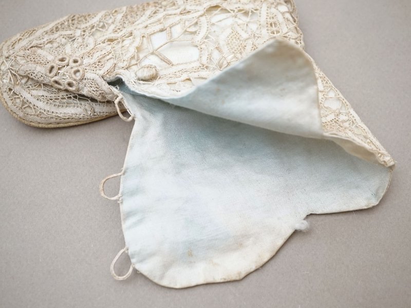 画像20: 1900年頃 アンティーク ベビーシューズ  花模様 手編みのレース&シルクサテン パウダーブルー