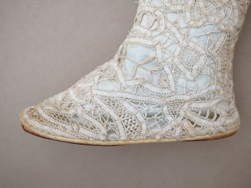 画像11: 1900年頃 アンティーク ベビーシューズ  花模様 手編みのレース&シルクサテン パウダーブルー