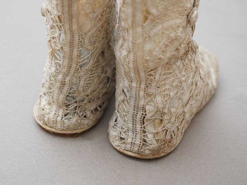 画像7: 1900年頃 アンティーク ベビーシューズ  花模様 手編みのレース&シルクサテン パウダーブルー