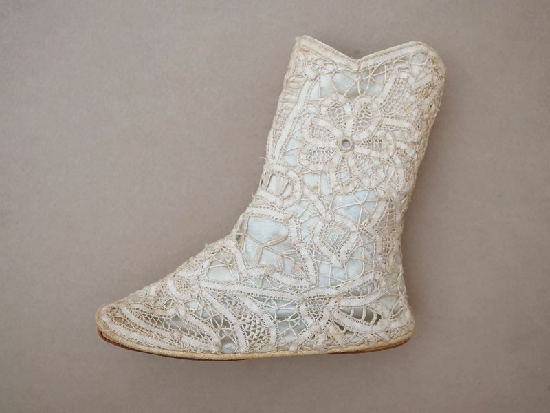 画像10: 1900年頃 アンティーク ベビーシューズ  花模様 手編みのレース&シルクサテン パウダーブルー