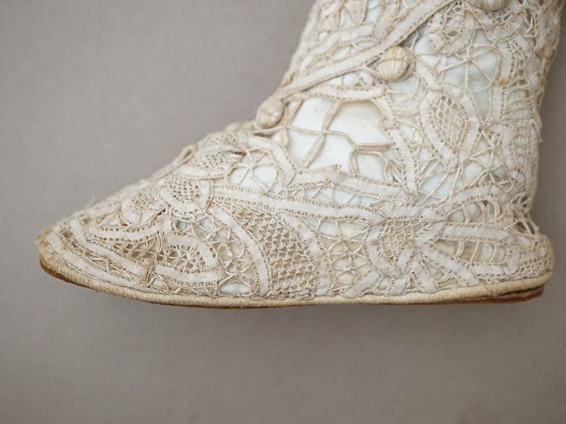 画像14: 1900年頃 アンティーク ベビーシューズ  花模様 手編みのレース&シルクサテン パウダーブルー
