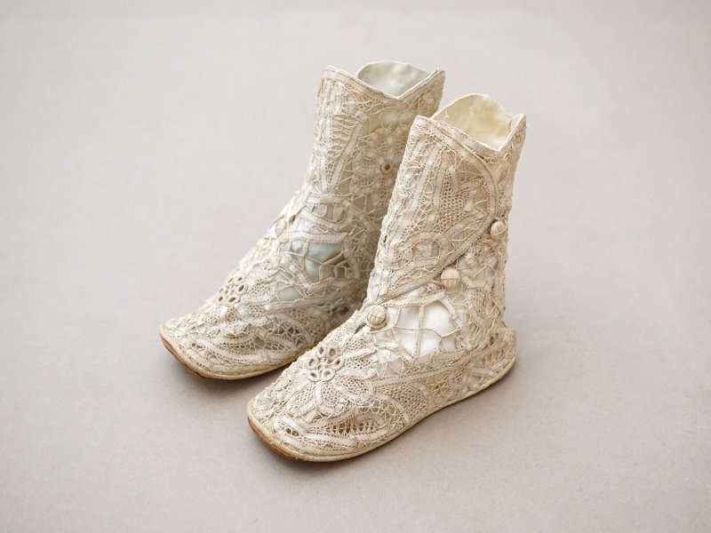 画像3: 1900年頃 アンティーク ベビーシューズ  花模様 手編みのレース&シルクサテン パウダーブルー