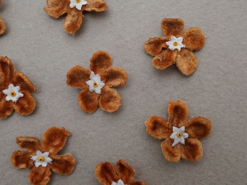 画像2: アンティーク 布花 ベルベットの花びら 10ピースのセット キャメル 18mm