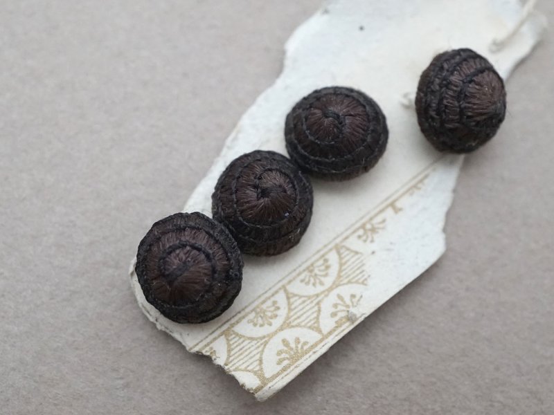 画像2: 1850年頃 アンティーク シルク製 くるみボタン ブラウン＆ブラック 9mm 4ピースのセット