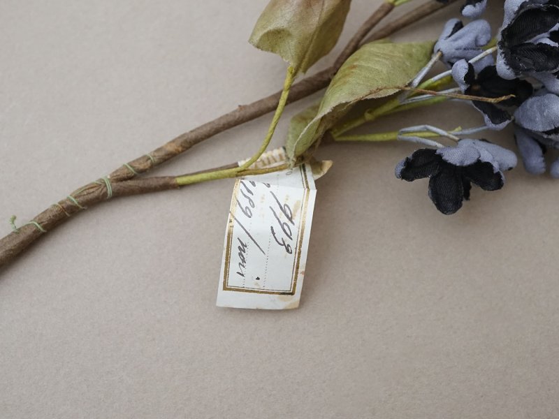 画像8: アンティーク ライラックの大きな布花 黒＆グレイ ラベル付き