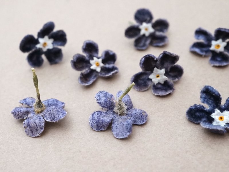 画像5: アンティーク 布花 ベルベットの花びら 10〜11ピースのセット 青紫 18mm