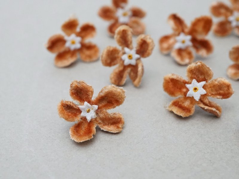 画像3: アンティーク 布花 ベルベットの花びら 10〜11ピースのセット キャメル 18mm