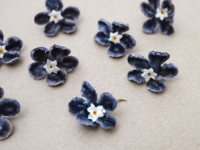 画像4: アンティーク 布花 ベルベットの花びら 10〜11ピースのセット 青紫 18mm