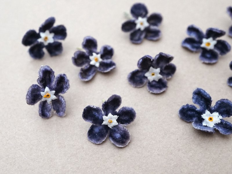 画像3: アンティーク 布花 ベルベットの花びら 10〜11ピースのセット 青紫 18mm
