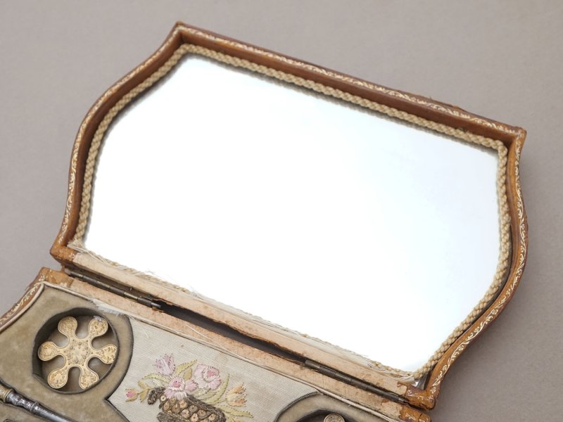 画像8: 19世紀 アンティーク ベルメイユ シルバー製&ゴールドプレート ソーイングセット 裁縫道具 シルククッション&箱付き