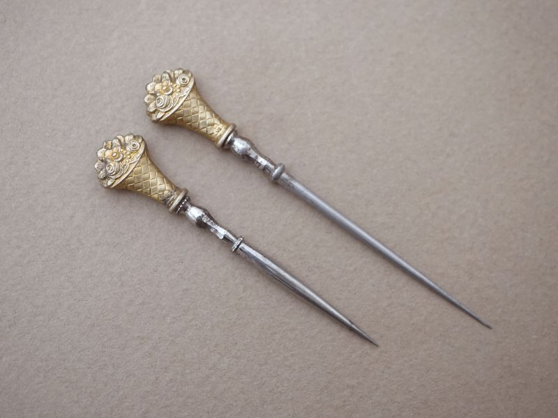 画像13: 19世紀 アンティーク ベルメイユ シルバー製&ゴールドプレート ソーイングセット 裁縫道具 シルククッション&箱付き