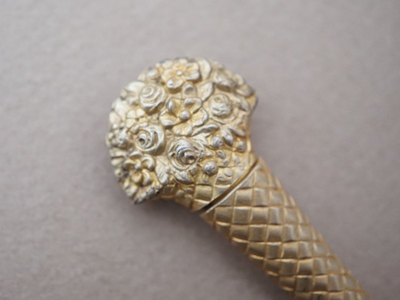 画像19: 19世紀 アンティーク ベルメイユ シルバー製&ゴールドプレート ソーイングセット 裁縫道具 シルククッション&箱付き