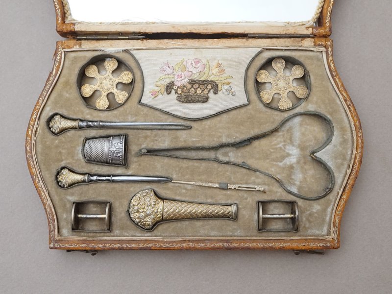 画像9: 19世紀 アンティーク ベルメイユ シルバー製&ゴールドプレート ソーイングセット 裁縫道具 シルククッション&箱付き