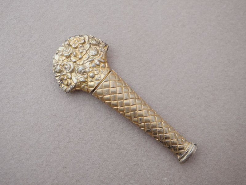 画像18: 19世紀 アンティーク ベルメイユ シルバー製&ゴールドプレート ソーイングセット 裁縫道具 シルククッション&箱付き