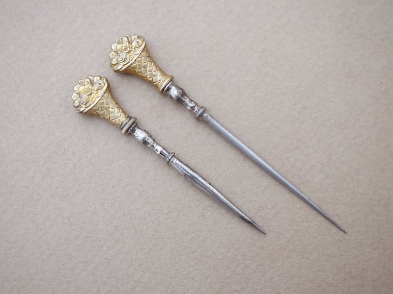 画像16: 19世紀 アンティーク ベルメイユ シルバー製&ゴールドプレート ソーイングセット 裁縫道具 シルククッション&箱付き