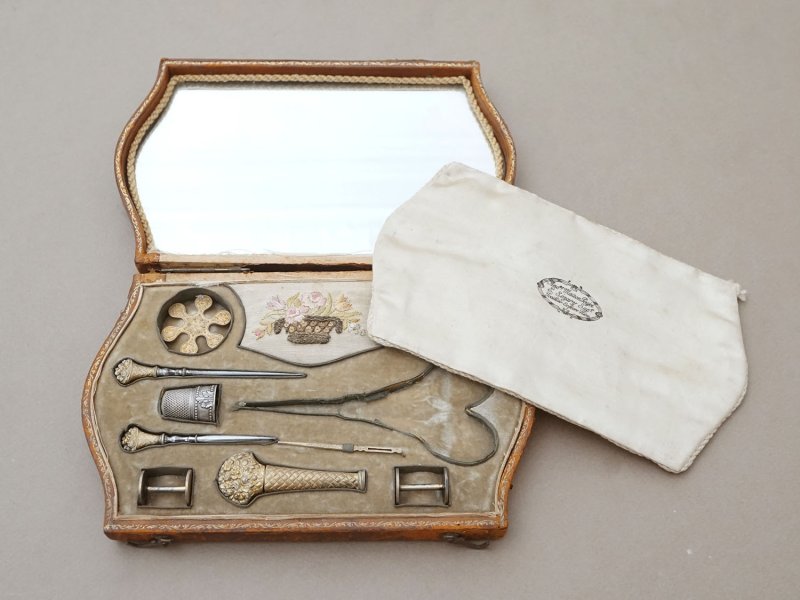 画像4: 19世紀 アンティーク ベルメイユ シルバー製&ゴールドプレート ソーイングセット 裁縫道具 シルククッション&箱付き