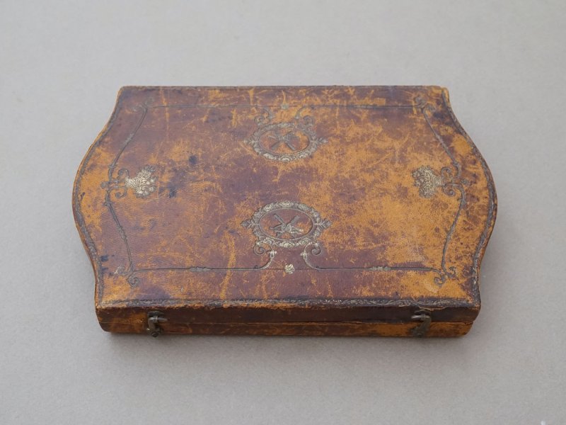 画像3: 19世紀 アンティーク ベルメイユ シルバー製&ゴールドプレート ソーイングセット 裁縫道具 シルククッション&箱付き