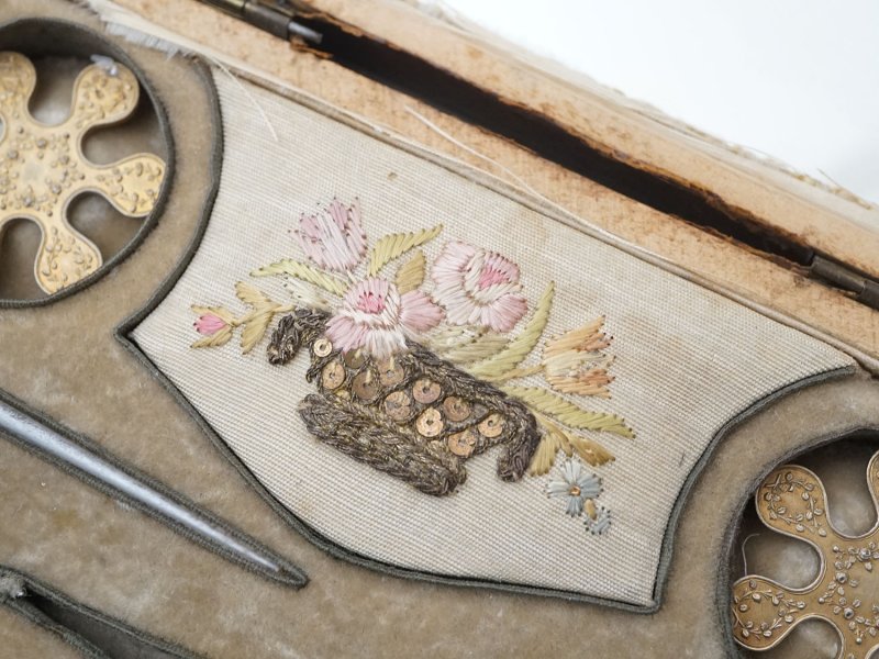 画像10: 19世紀 アンティーク ベルメイユ シルバー製&ゴールドプレート ソーイングセット 裁縫道具 シルククッション&箱付き