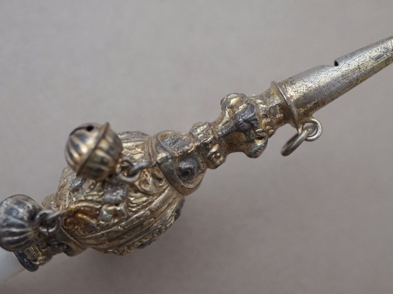 画像10: *蚤の市*19世紀 アンティーク 薔薇のラトル ゴールドコーティング シルバー製  マザーオブパールのハンドル