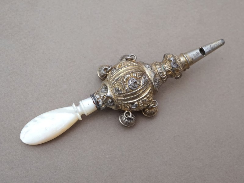 画像6: *蚤の市*19世紀 アンティーク 薔薇のラトル ゴールドコーティング シルバー製  マザーオブパールのハンドル