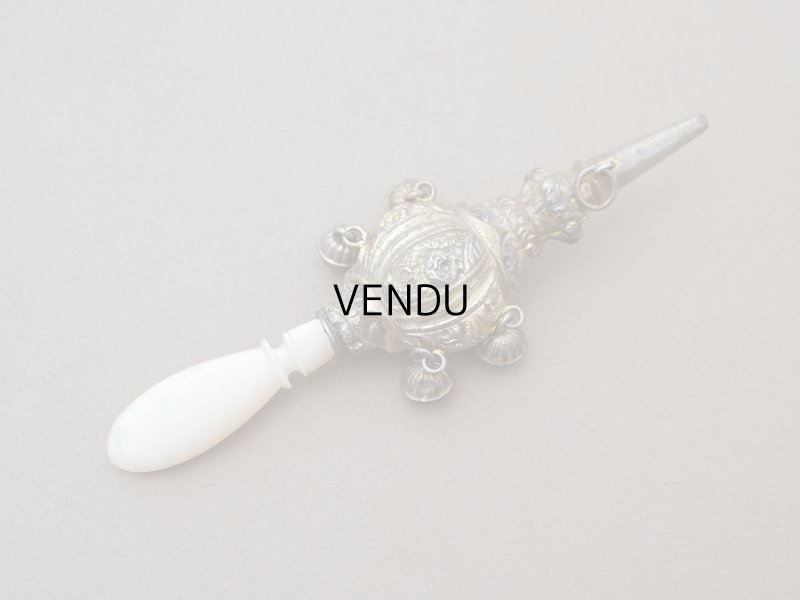 画像2: ＊蚤の市＊19世紀 アンティーク 薔薇のラトル ゴールドコーティング シルバー製  マザーオブパールのハンドル