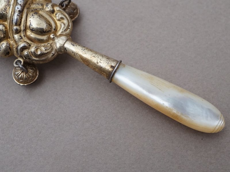 画像5: ＊蚤の市＊19世紀 アンティーク ラトル ゴールドコーティング シルバー製  マザーオブパール