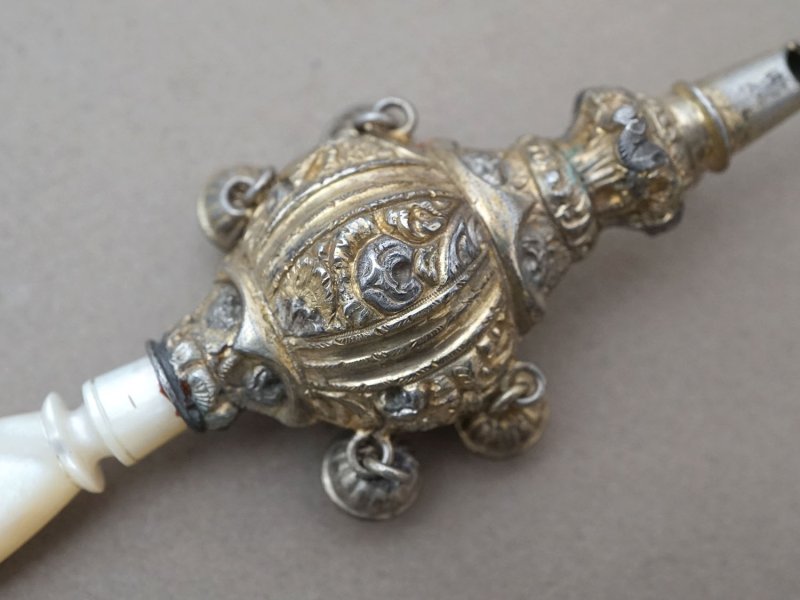 画像8: *蚤の市*19世紀 アンティーク 薔薇のラトル ゴールドコーティング シルバー製  マザーオブパールのハンドル