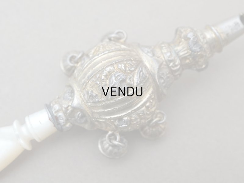 画像8: ＊蚤の市＊19世紀 アンティーク 薔薇のラトル ゴールドコーティング シルバー製  マザーオブパールのハンドル