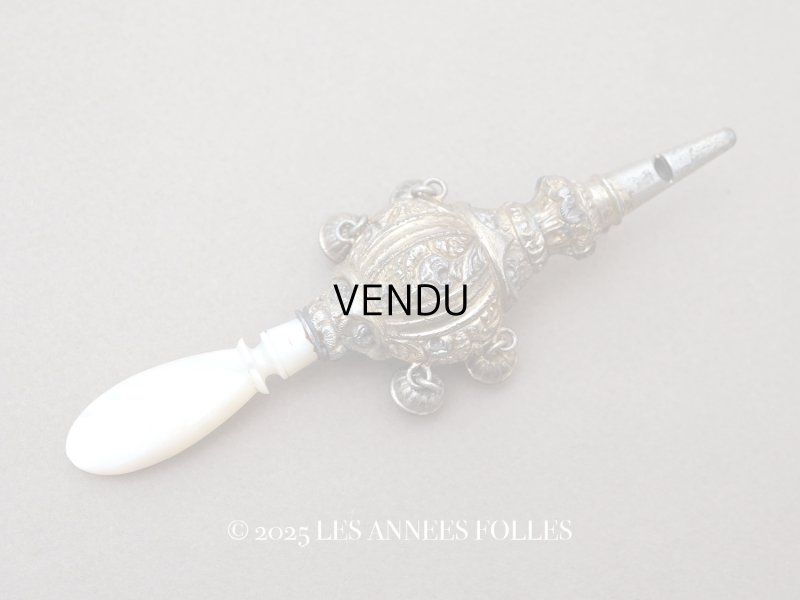 画像1: ＊蚤の市＊19世紀 アンティーク 薔薇のラトル ゴールドコーティング シルバー製  マザーオブパールのハンドル