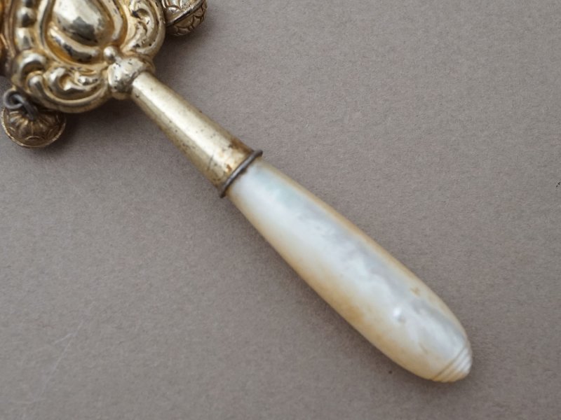 画像9: ＊蚤の市＊19世紀 アンティーク ラトル ゴールドコーティング シルバー製  マザーオブパール