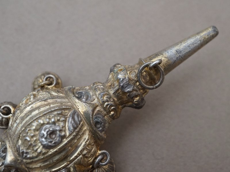 画像3: *蚤の市*19世紀 アンティーク 薔薇のラトル ゴールドコーティング シルバー製  マザーオブパールのハンドル