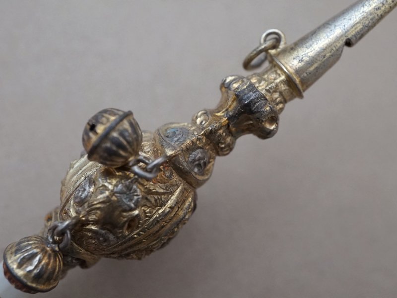 画像11: *蚤の市*19世紀 アンティーク 薔薇のラトル ゴールドコーティング シルバー製  マザーオブパールのハンドル