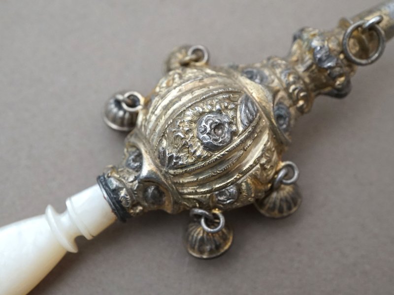 画像4: *蚤の市*19世紀 アンティーク 薔薇のラトル ゴールドコーティング シルバー製  マザーオブパールのハンドル
