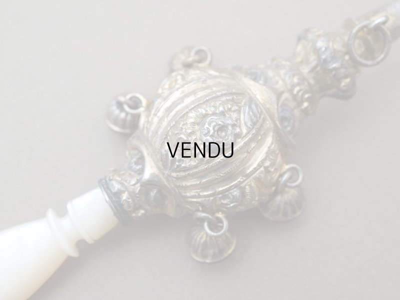 画像4: ＊蚤の市＊19世紀 アンティーク 薔薇のラトル ゴールドコーティング シルバー製  マザーオブパールのハンドル