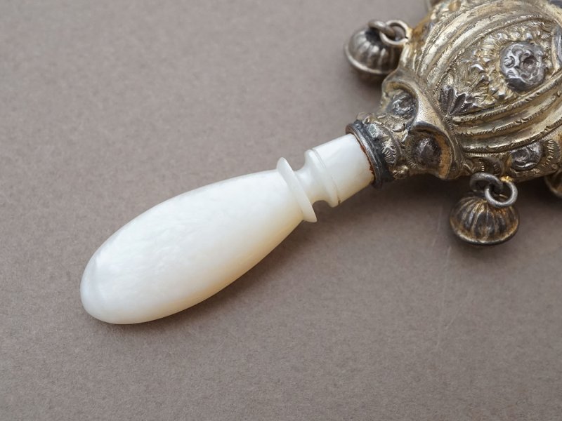 画像5: *蚤の市*19世紀 アンティーク 薔薇のラトル ゴールドコーティング シルバー製  マザーオブパールのハンドル