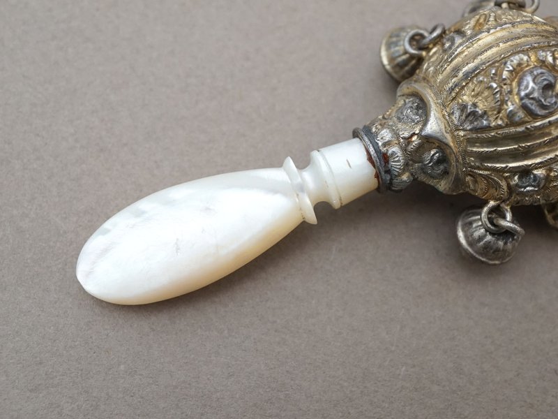 画像9: *蚤の市*19世紀 アンティーク 薔薇のラトル ゴールドコーティング シルバー製  マザーオブパールのハンドル