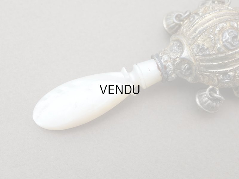 画像9: ＊蚤の市＊19世紀 アンティーク 薔薇のラトル ゴールドコーティング シルバー製  マザーオブパールのハンドル