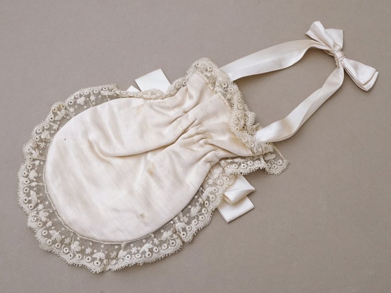 画像11: アンティーク 初聖体のオモニエール 淡いグレイッシュピンク 花模様のレース & シルクサテンリボン