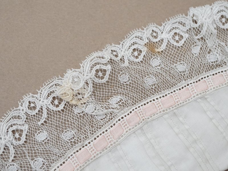 画像29: 【セール対象外】【クーポン対象外】1900年頃 アンティーク ベビー用 袖付きケープ&スタイのセット シルク製  レース＆プリーツ