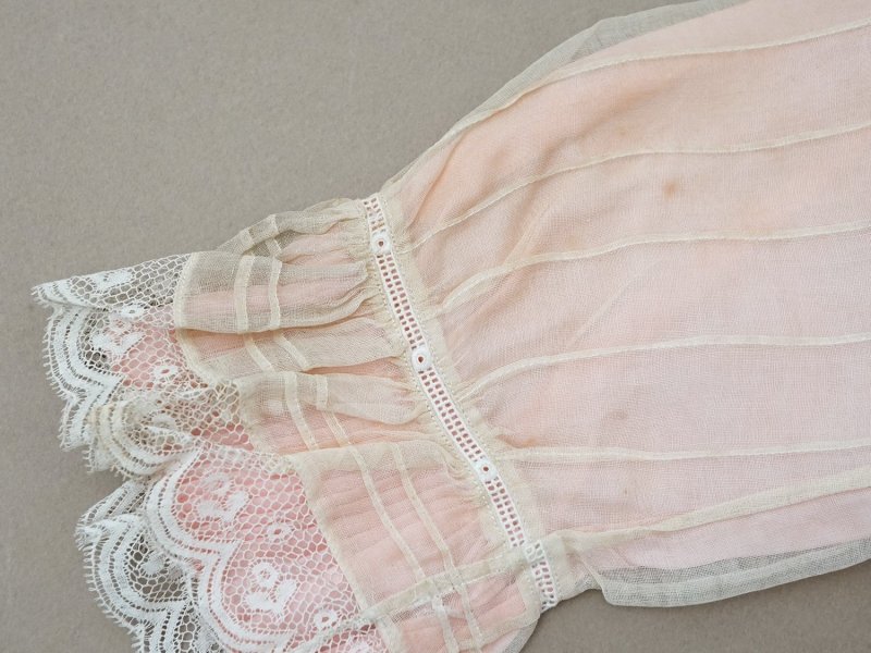 画像10: 【セール対象外】【クーポン対象外】1900年頃 アンティーク ベビー用 袖付きケープ&スタイのセット シルク製  レース＆プリーツ