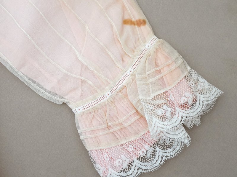 画像12: 【セール対象外】【クーポン対象外】1900年頃 アンティーク ベビー用 袖付きケープ&スタイのセット シルク製  レース＆プリーツ