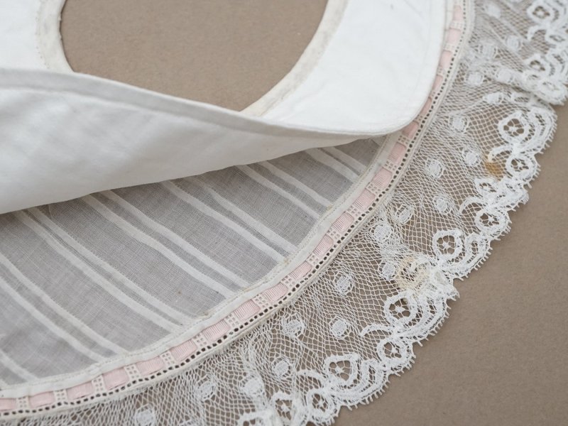 画像31: 【セール対象外】【クーポン対象外】1900年頃 アンティーク ベビー用 袖付きケープ&スタイのセット シルク製  レース＆プリーツ