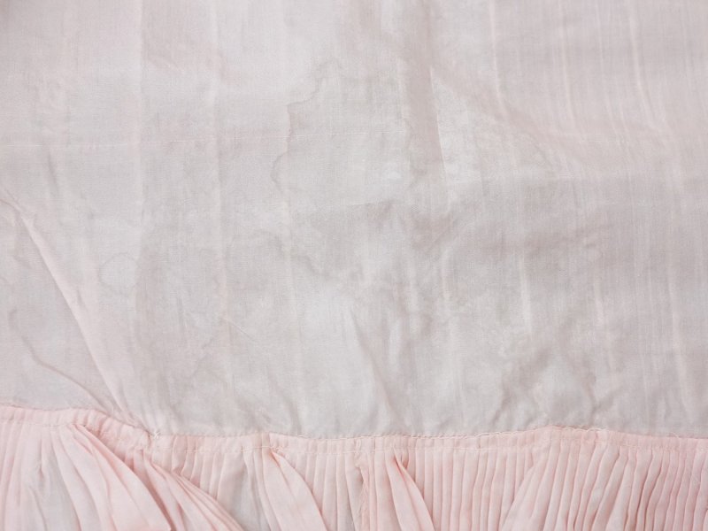 画像18: 【セール対象外】【クーポン対象外】1900年頃 アンティーク ベビー用 袖付きケープ&スタイのセット シルク製  レース＆プリーツ