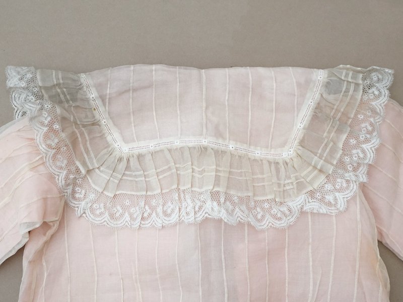 画像14: 【セール対象外】【クーポン対象外】1900年頃 アンティーク ベビー用 袖付きケープ&スタイのセット シルク製  レース＆プリーツ