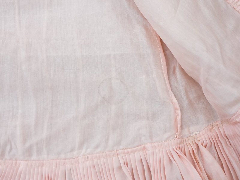 画像19: 【セール対象外】【クーポン対象外】1900年頃 アンティーク ベビー用 袖付きケープ&スタイのセット シルク製  レース＆プリーツ